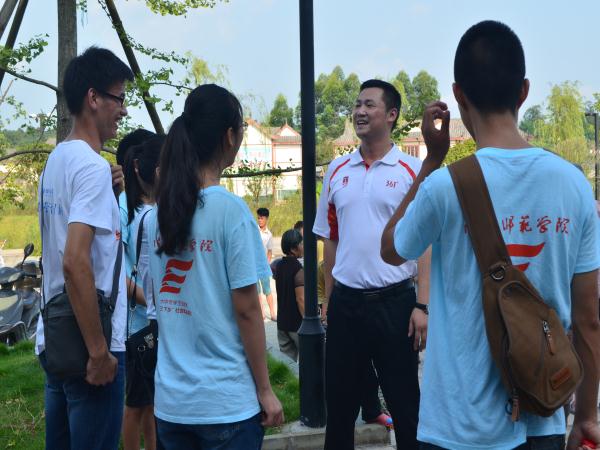 书记与志愿者交流相关问题.jpg